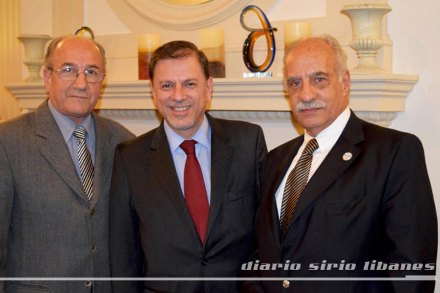 Vicecanciller Eduardo Zuain junto a autoridades del Club Sirio Libanés de Bs.As. (Archivo)